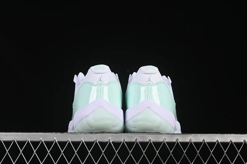 Air Jordan 11 Retro Low "Igloo"