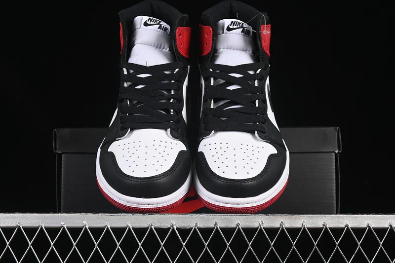 Air Jordan 1 Retro High OG "Black Toe"