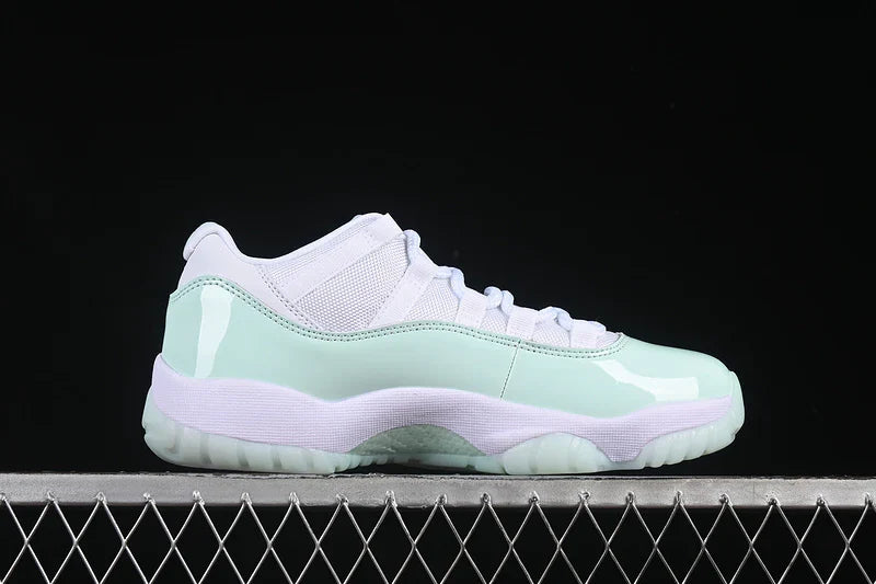 Air Jordan 11 Retro Low "Igloo"