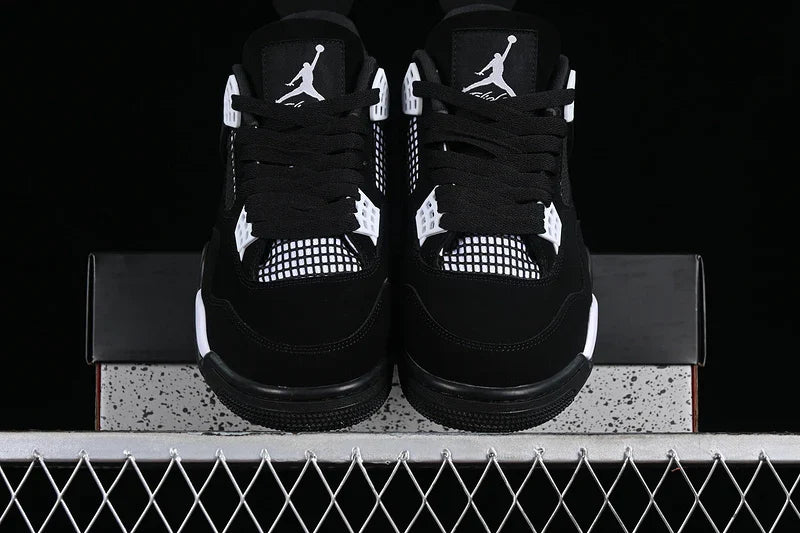 Air Jordan 4 Retro "White Thunder"
