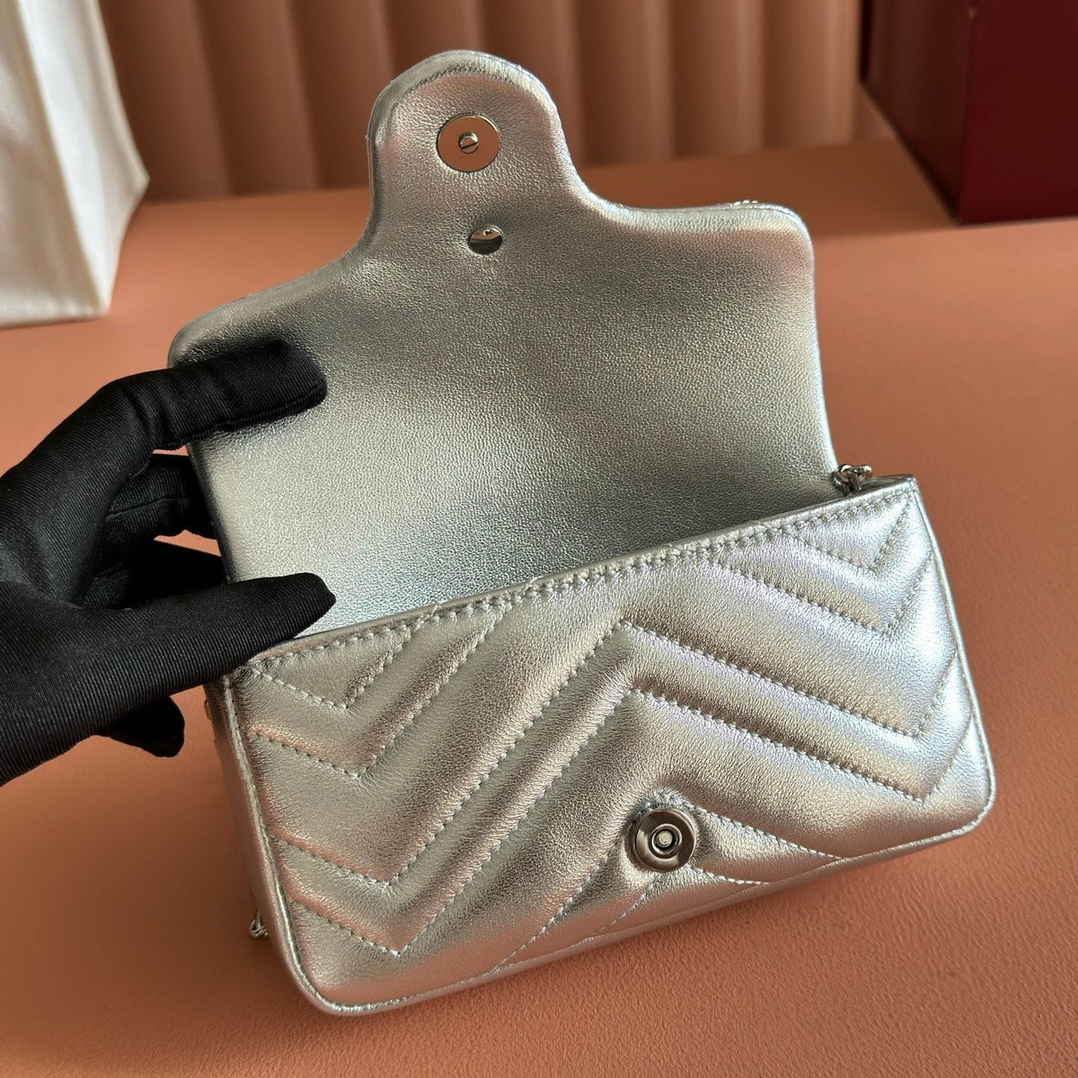 GUCCI 26S  MARMONT BAG 16 IN SILVER LAMBSKIN